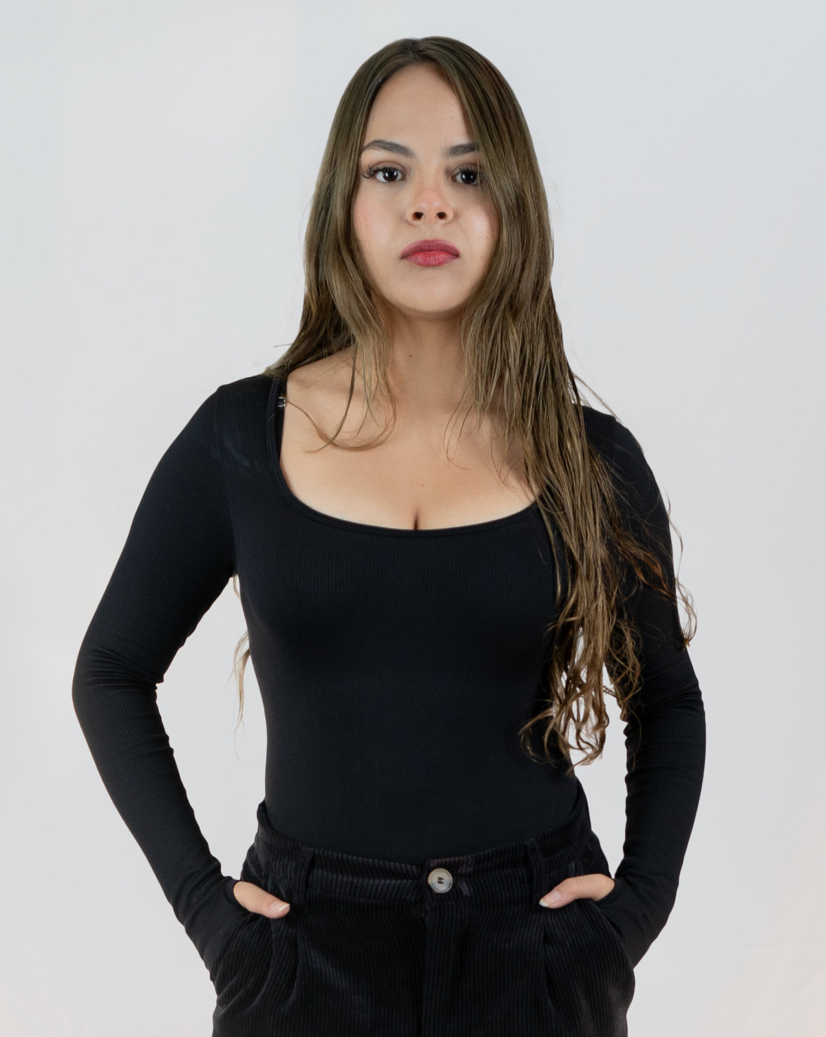Arly Villalobos, fotografía de desconocido para www.ActorsOutlined.com