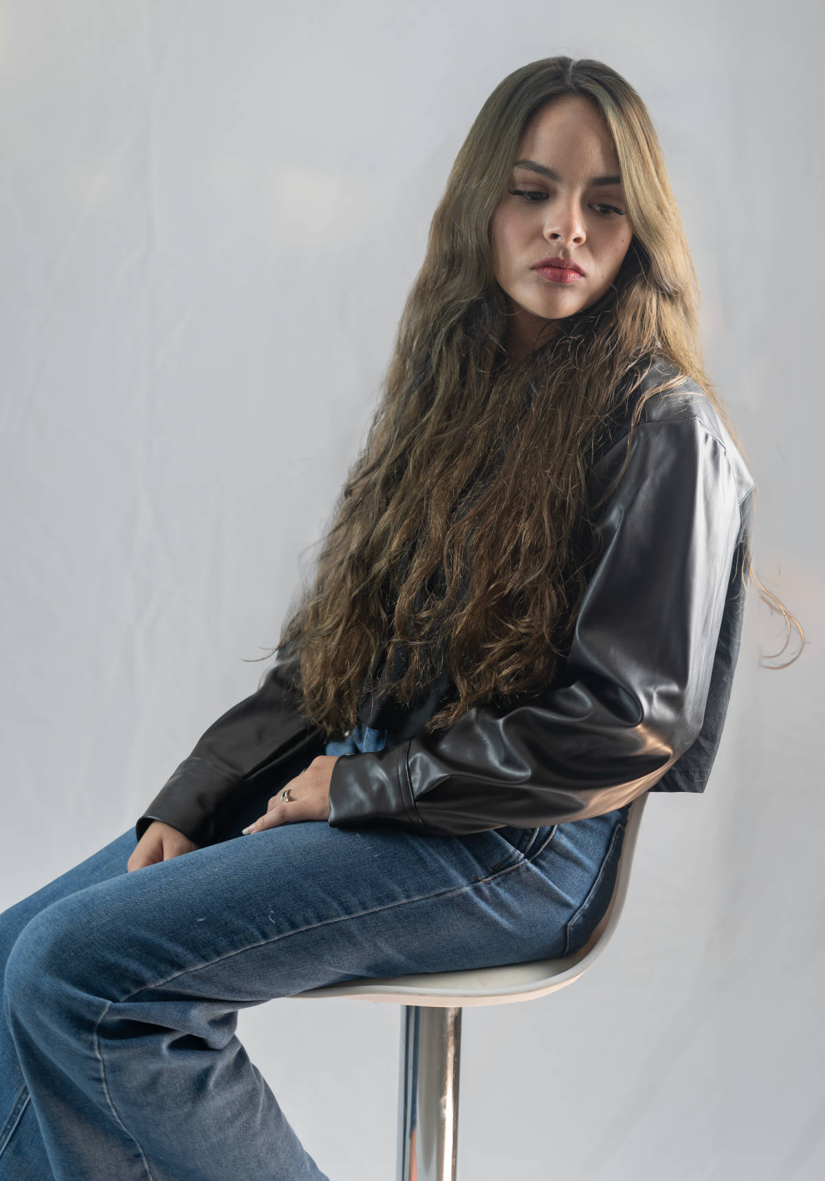 Arly Villalobos, fotografía de desconocido para www.ActorsOutlined.com