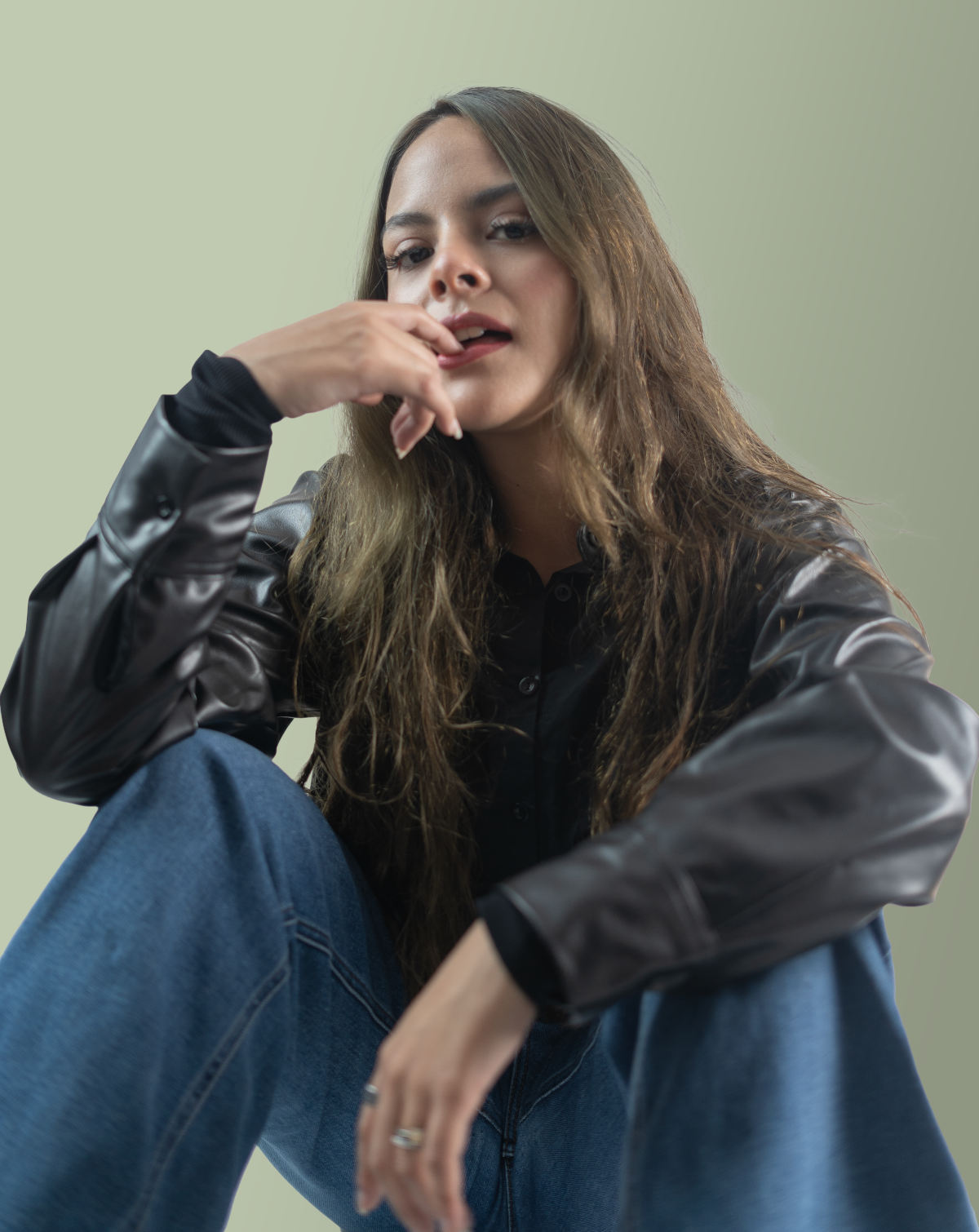 Arly Villalobos, fotografía de desconocido para www.ActorsOutlined.com