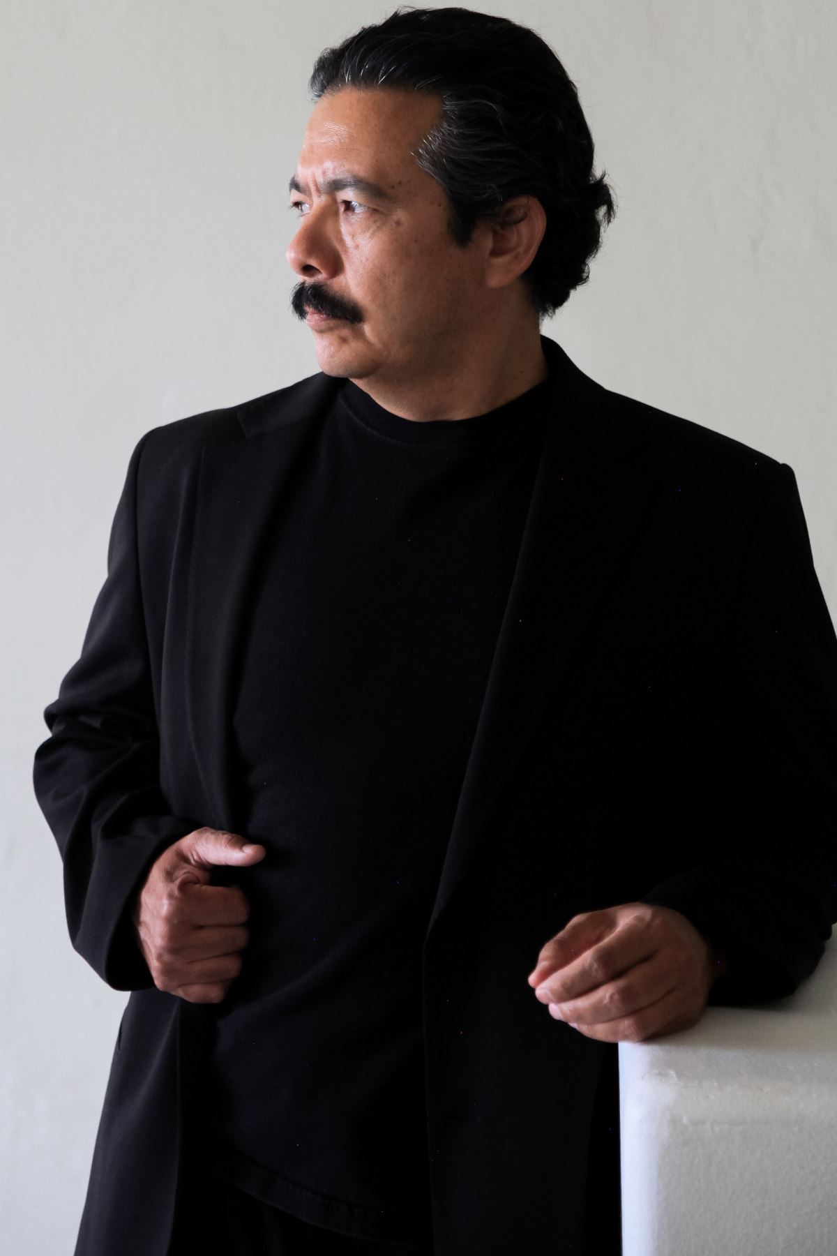 Saúl Saucedo, fotografía de Hogla Liset para www.ActorsOutlined.com